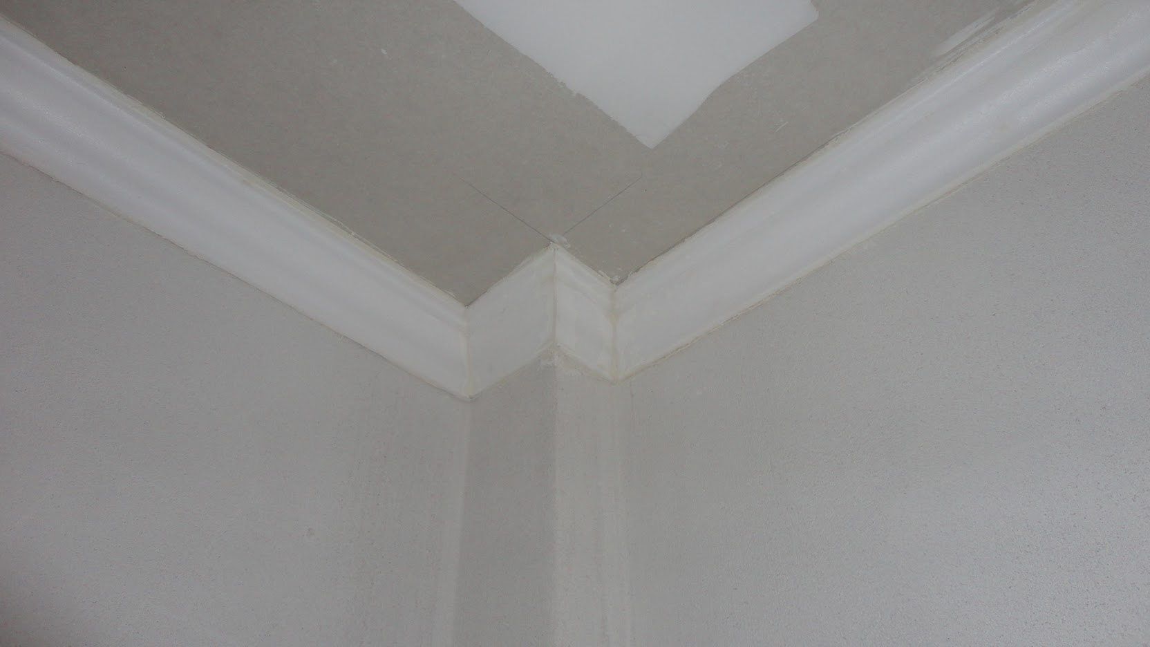 Colocación de molduras de telgopor